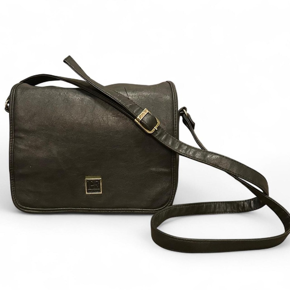 Vintage Y2K Perry Ellis Black
leather crossbody bag with adjustable strap